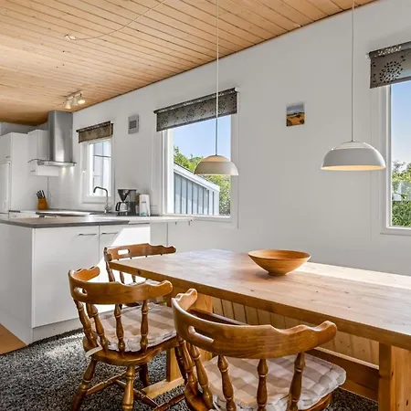 Evalotte - 600m From The Sea By Interhome